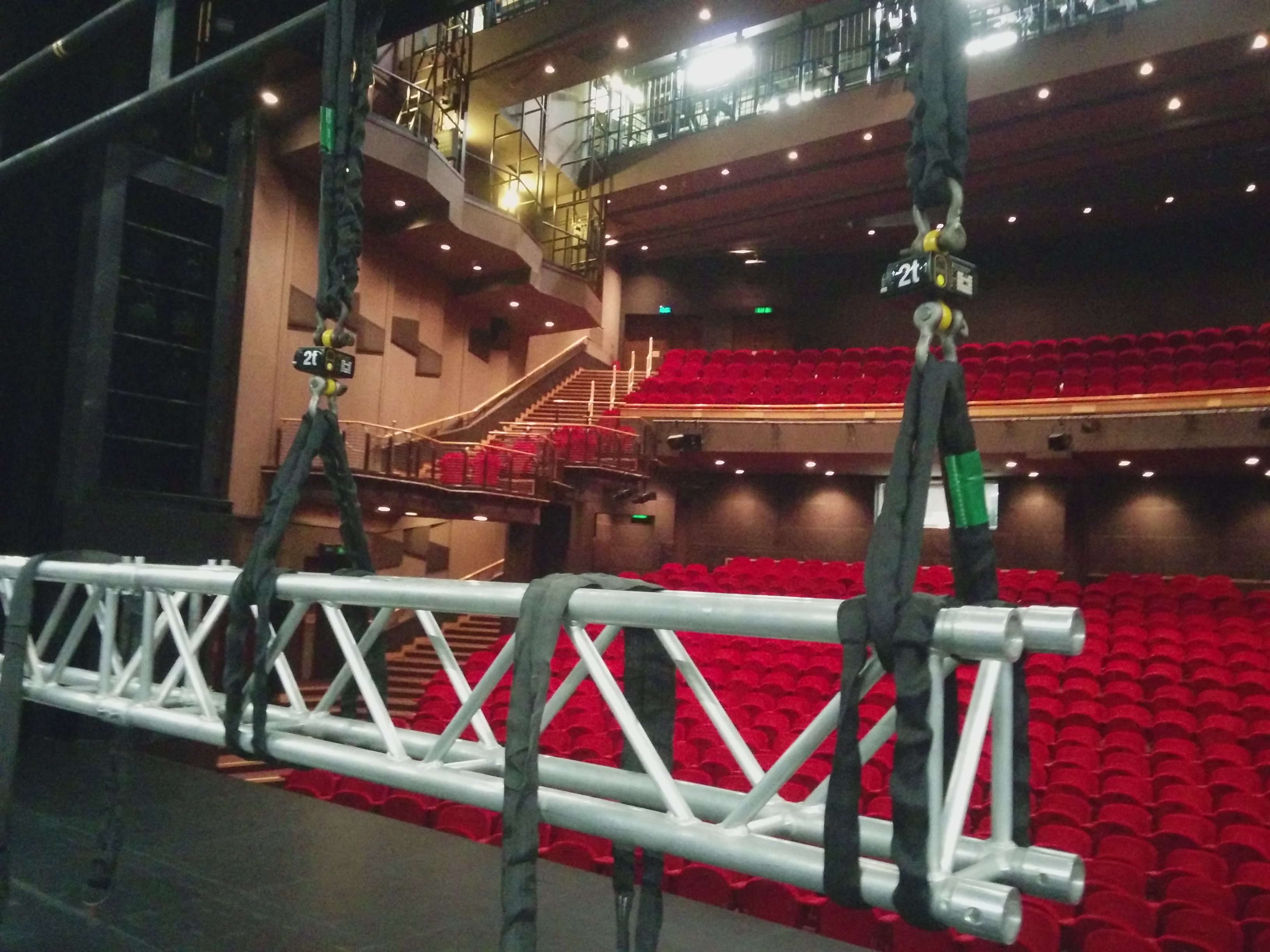 A truss lifted with two load cells