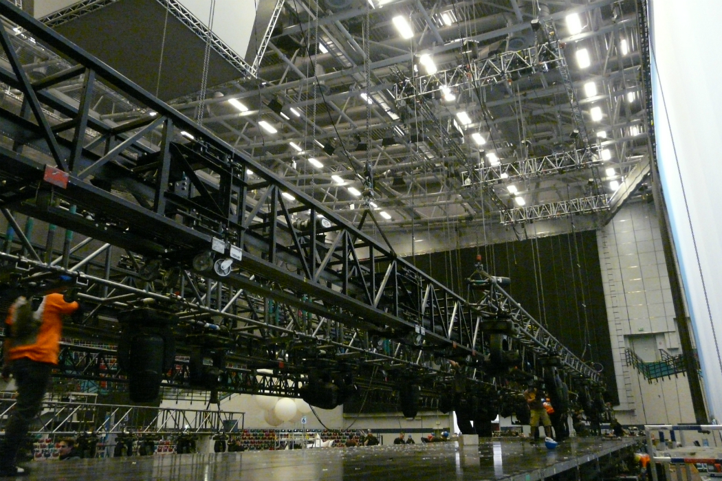 Singers and acrobats perform at height