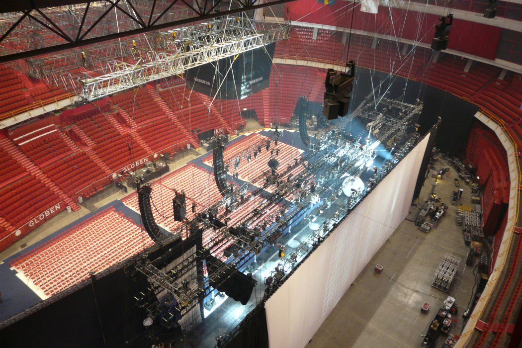 Singers and acrobats perform at height