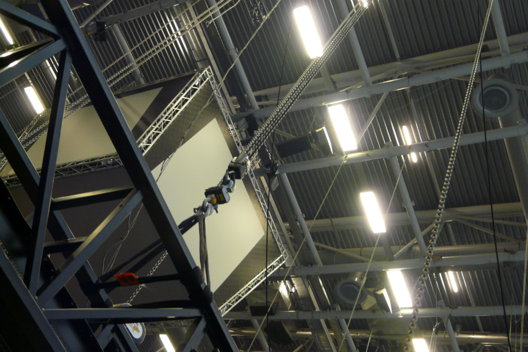 Singers and acrobats perform at height