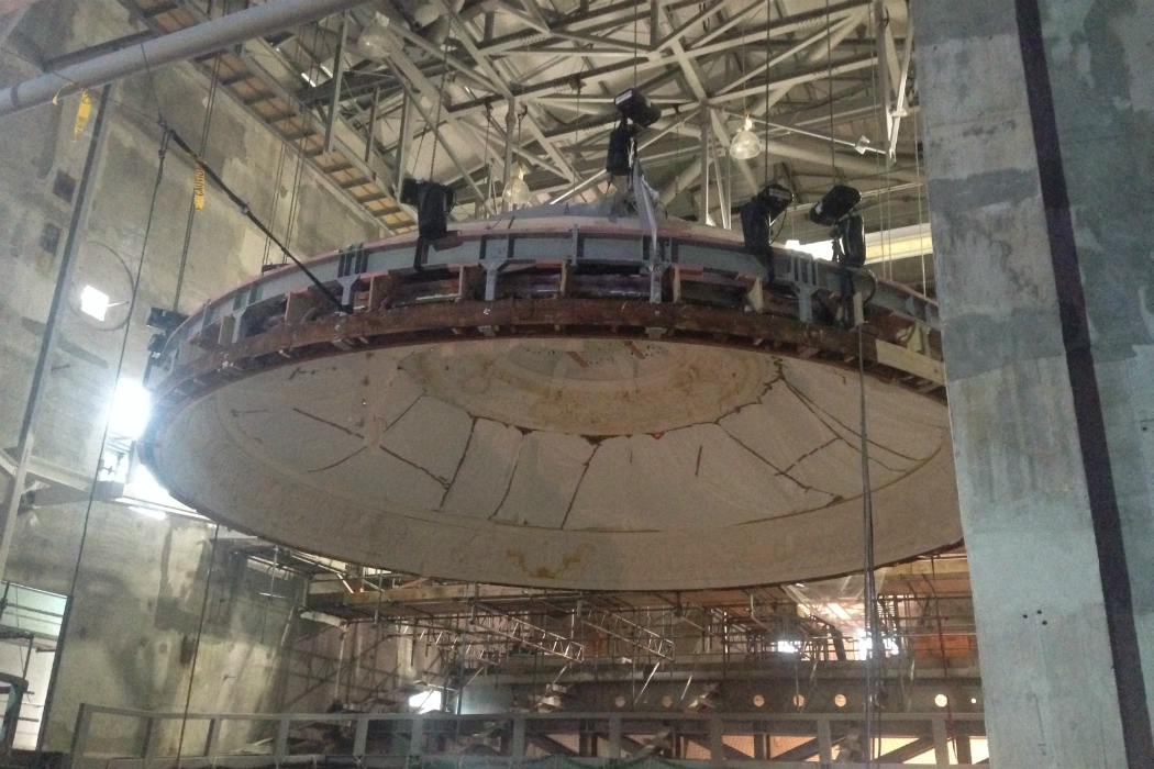 A hoist with a load cell on the steel frame of a lifting apparatus
