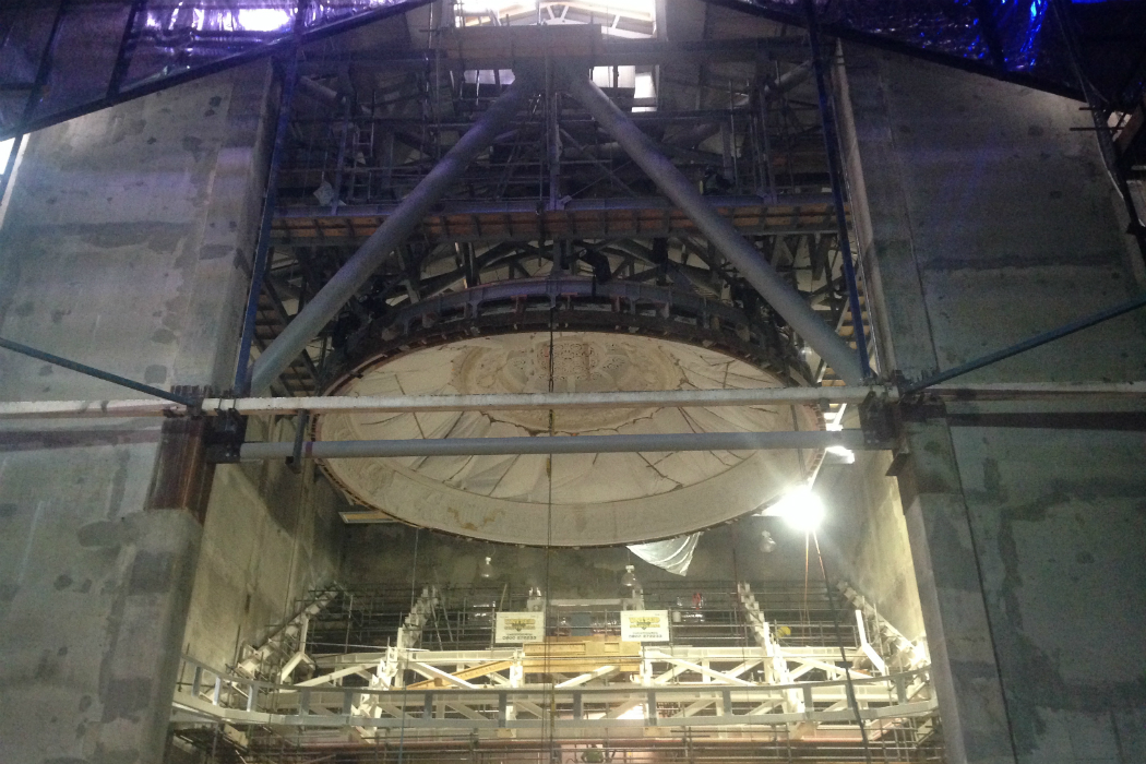 A hoist with a load cell on the steel frame of a lifting apparatus
